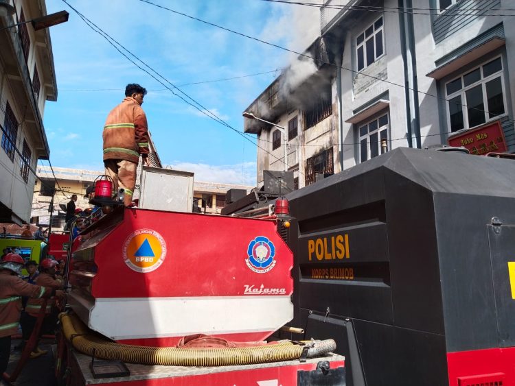 Toko Sepatu dan Sandal “Sehati Jaya Marpaung” Terbakar