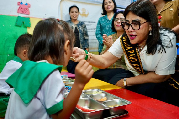 Ketua TP PKK Kunjungi Sejumlah PAUD SAB Siantar dan Suapi Siswa