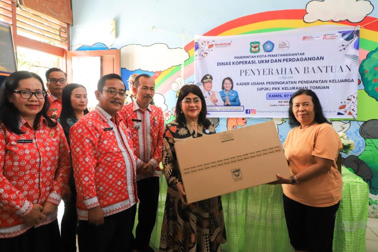 Pelaku UMKM Kader UP2K PKK Tomuan Peroleh Bantuan Peralatan