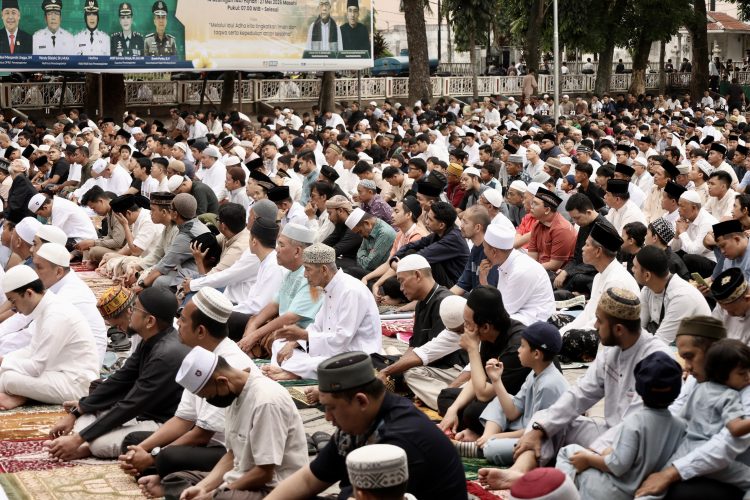 Ribuan Masyarakat Sholat Idul Adha di Lapangan Adam Malik Siantar