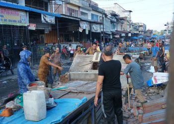 Pemko Bongkar Kios Pedagang Kakilima Kawasan Pasar Dwikora