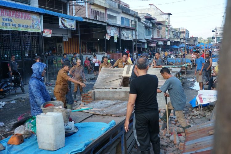 Pemko Bongkar Kios Pedagang Kakilima Kawasan Pasar Dwikora