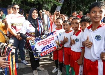 Wesly Bersama Forkopimda Serahkan Hadiah Pemenang Fun Run Merah Putih 8,1 K