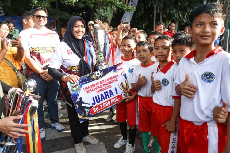 Wesly Bersama Forkopimda Serahkan Hadiah Pemenang Fun Run Merah Putih 8,1 K