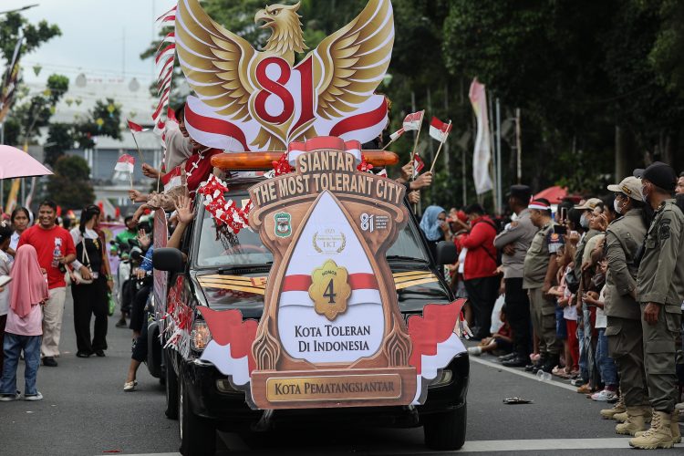 Karnaval Mobil Hias HUT Kemerdekaan RI di Siantar Cukup Memukau