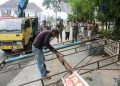 Satpol PP Siantar Bongkar Dua Reklame tak Miliki Ijin
