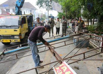 Satpol PP Siantar Bongkar Dua Reklame tak Miliki Ijin