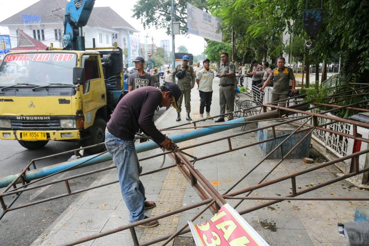 Satpol PP Siantar Bongkar Dua Reklame tak Miliki Ijin