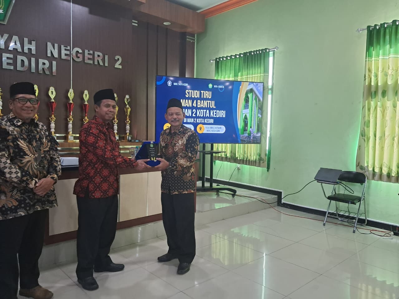 MAN 4 BANTUL STUDI TIRU KEUNGGULAN AKADEMIK DAN RISET DI MAN 2 KOTA KEDIRI