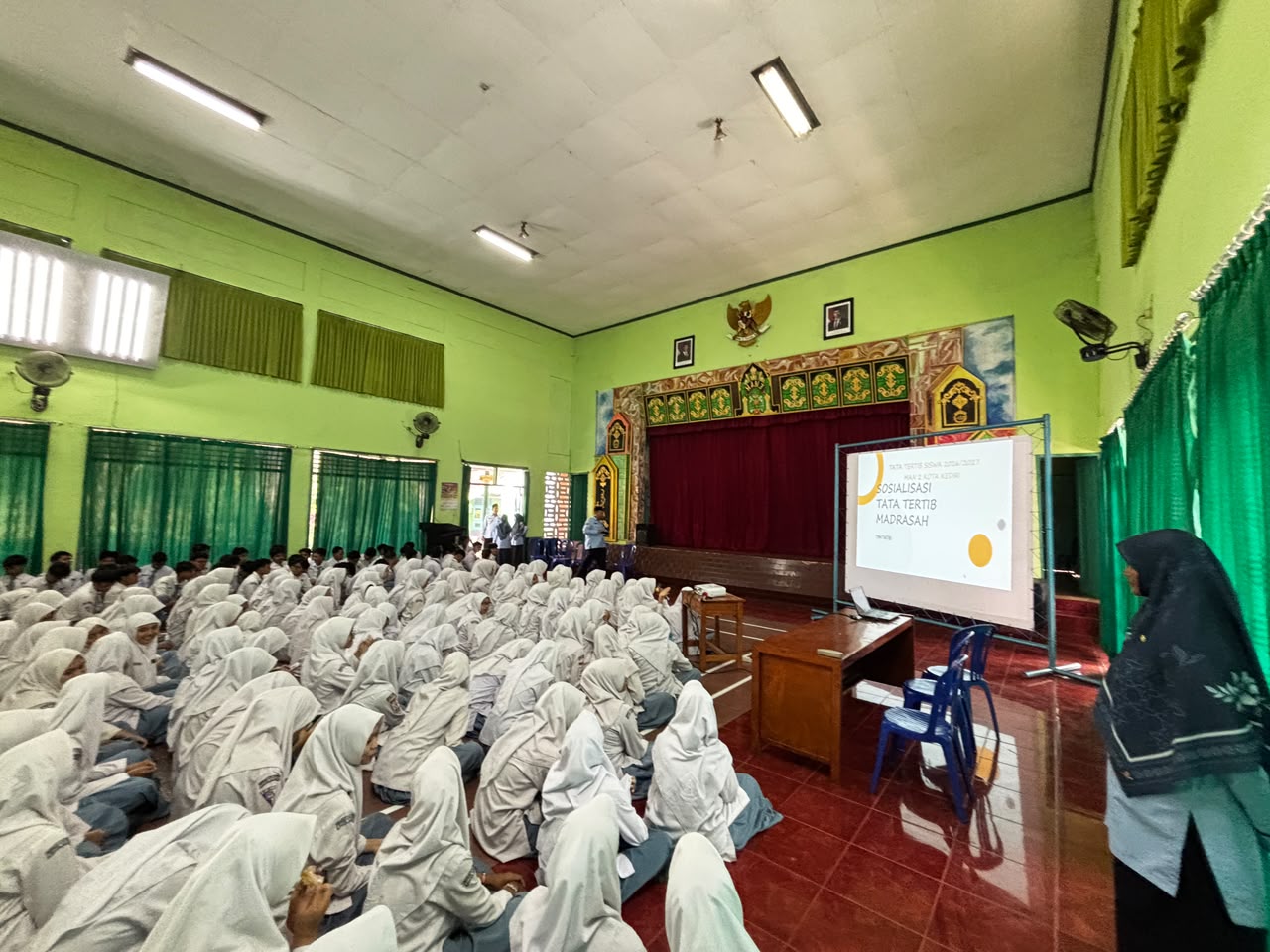 Teguhkan Budaya Disiplin, Tim Tata Tertib MAN 2 Kota Kediri Sosialisasikan Aturan kepada Siswa Kelas XI dan XII