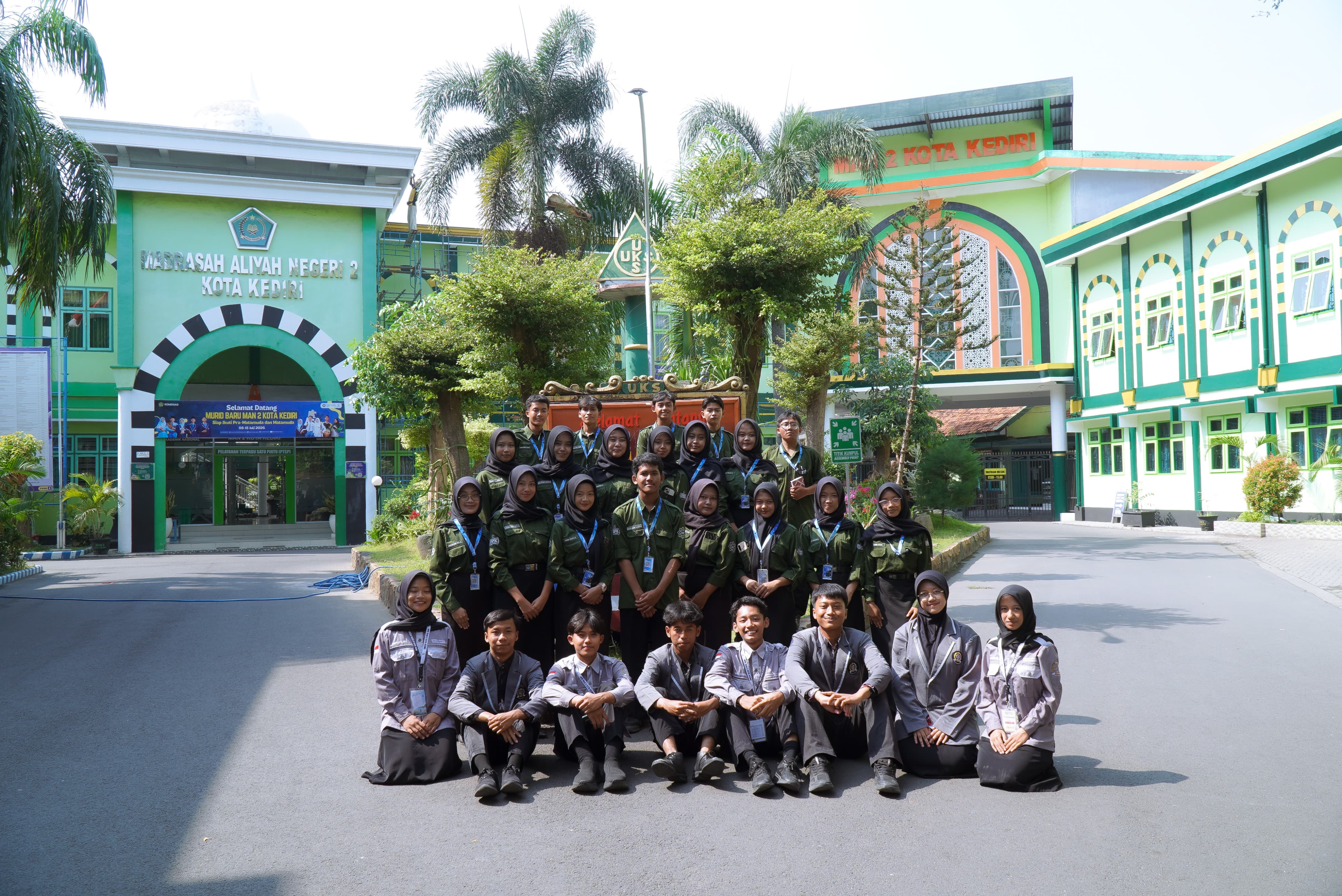 STUDI BANDING SMAN 1 SRENGAT KE MAN 2 KOTA KEDIRI: PERERAT SILATURAHMI DAN BERBAGI INOVASI ORGANISASI