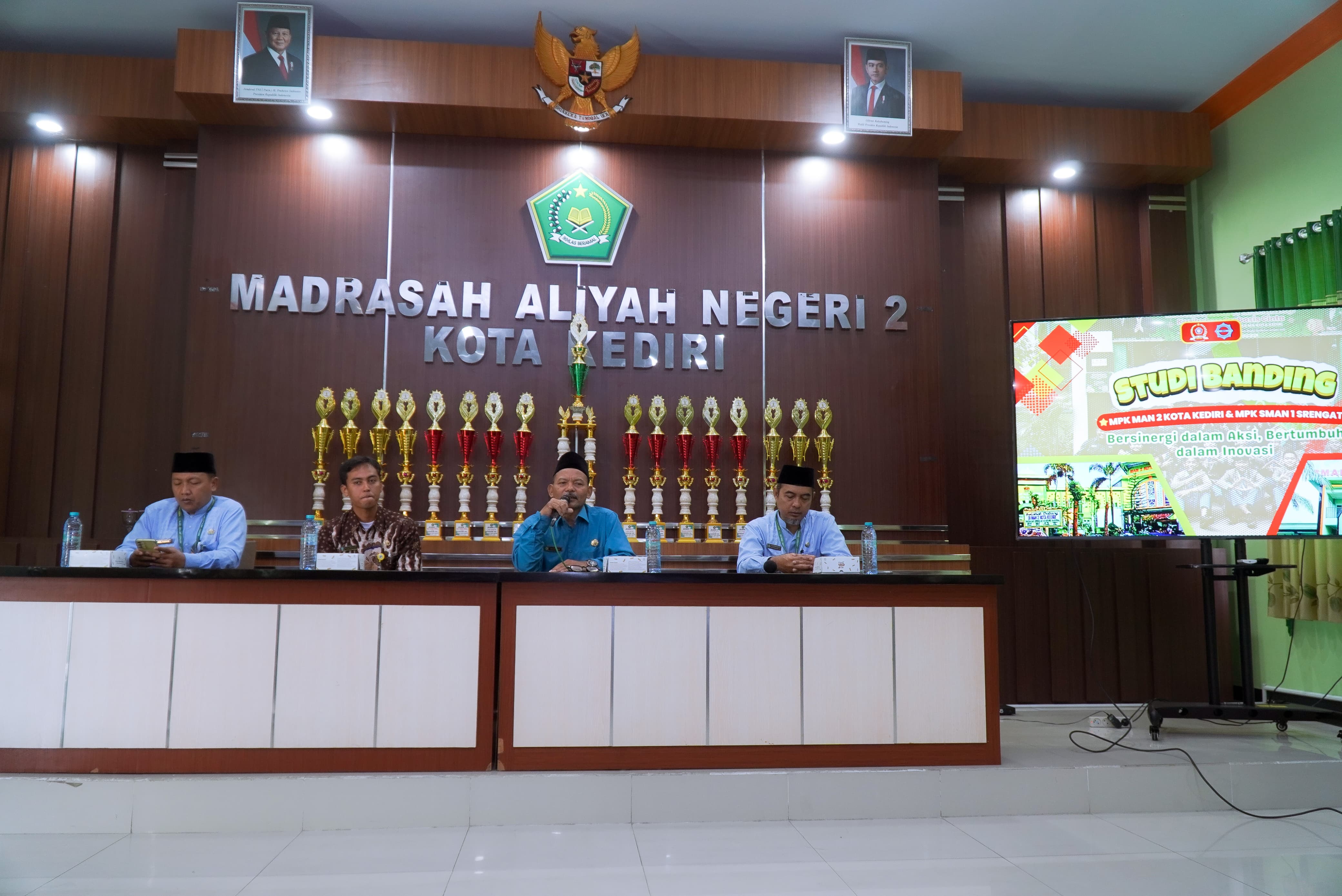 STUDI BANDING SMAN 1 SRENGAT KE MAN 2 KOTA KEDIRI: PERERAT SILATURAHMI DAN BERBAGI INOVASI ORGANISASI