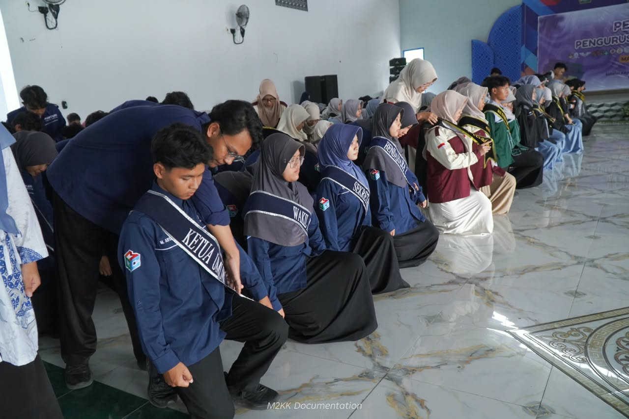 ESTAFET ORGANISASI BERLANJUT, MAN 2 KOTA KEDIRI LANTIK PENGURUS EKSTRAKURIKULER 2026/2027