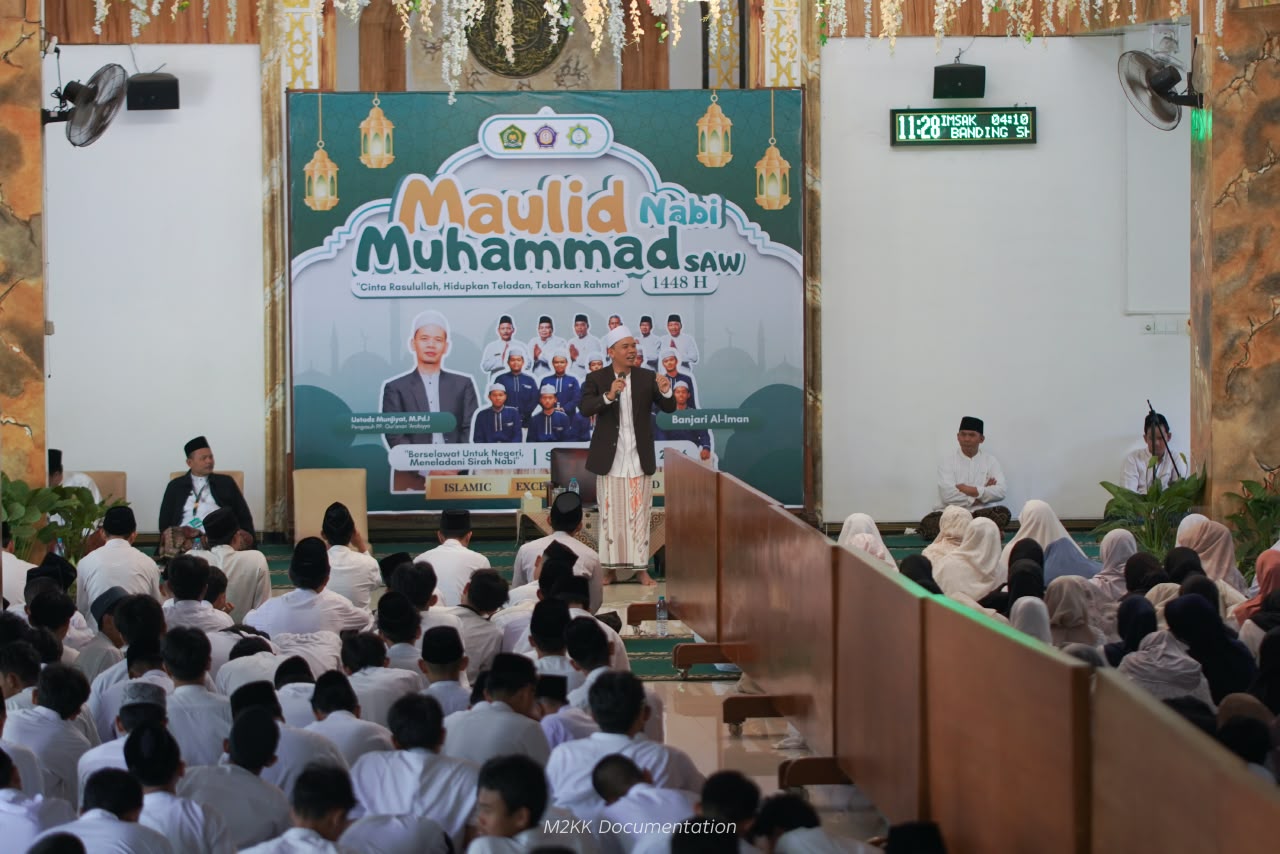 CINTA RASULULLAH BUKAN SEKADAR UCAPAN, MAULID NABI DI MAN 2 KOTA KEDIRI AJAK MURID TELADANI AKHLAK