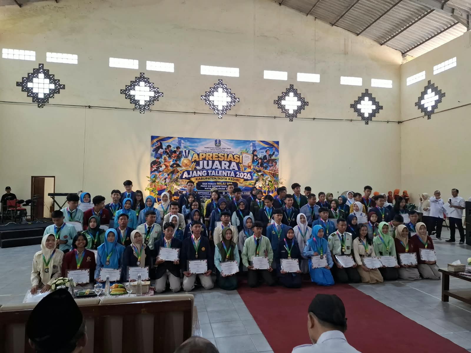UKIR PRESTASI LEWAT FLS3N DAN OSN, 15 MURID MAN 2 KOTA KEDIRI TERIMA PENGHARGAAN AJANG TALENTA 2026