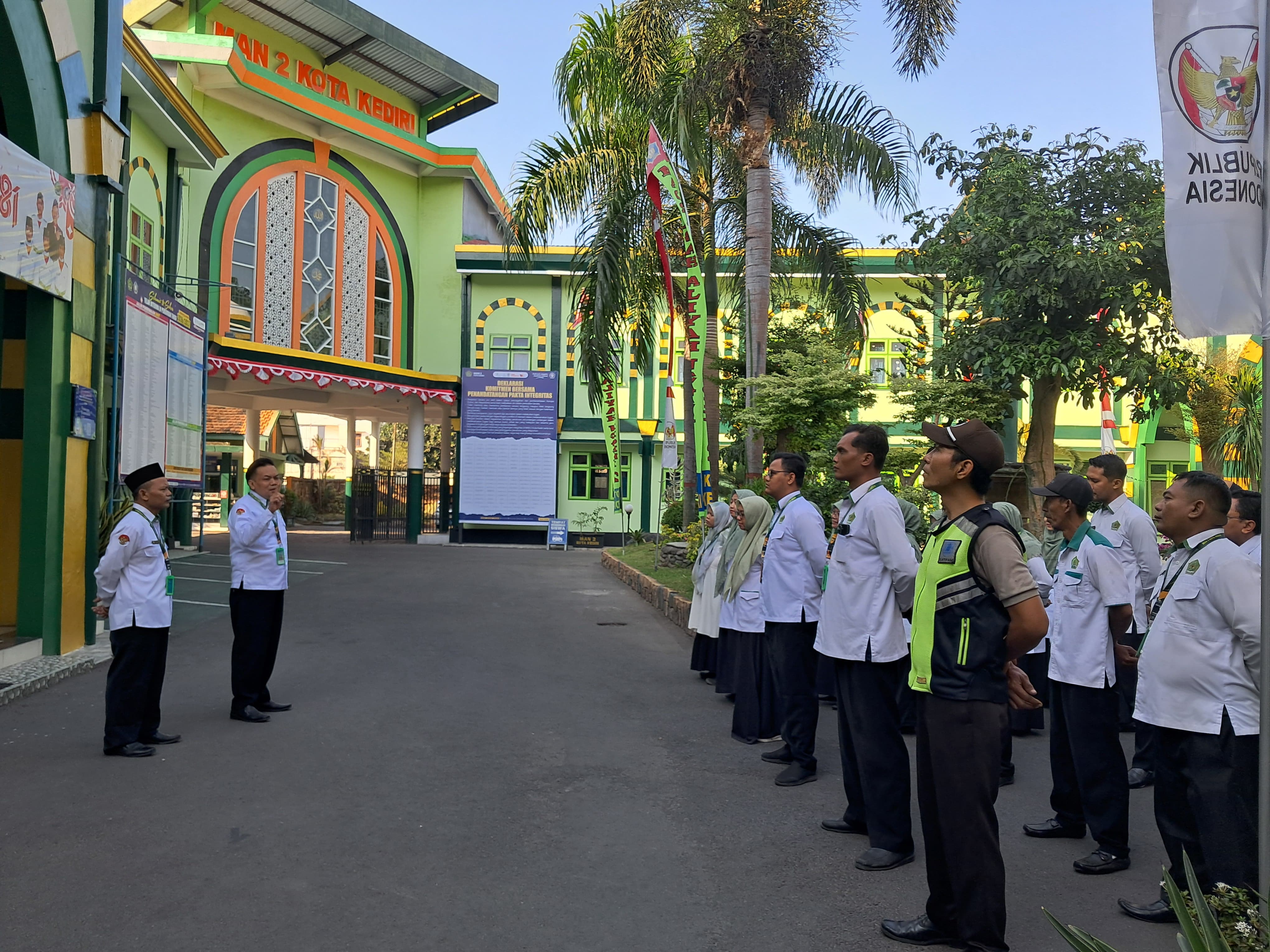 PERKUAT DISIPLIN KERJA, MAN 2 KOTA KEDIRI TEKANKAN TANGGUNG JAWAB TENAGA KEPENDIDIKAN