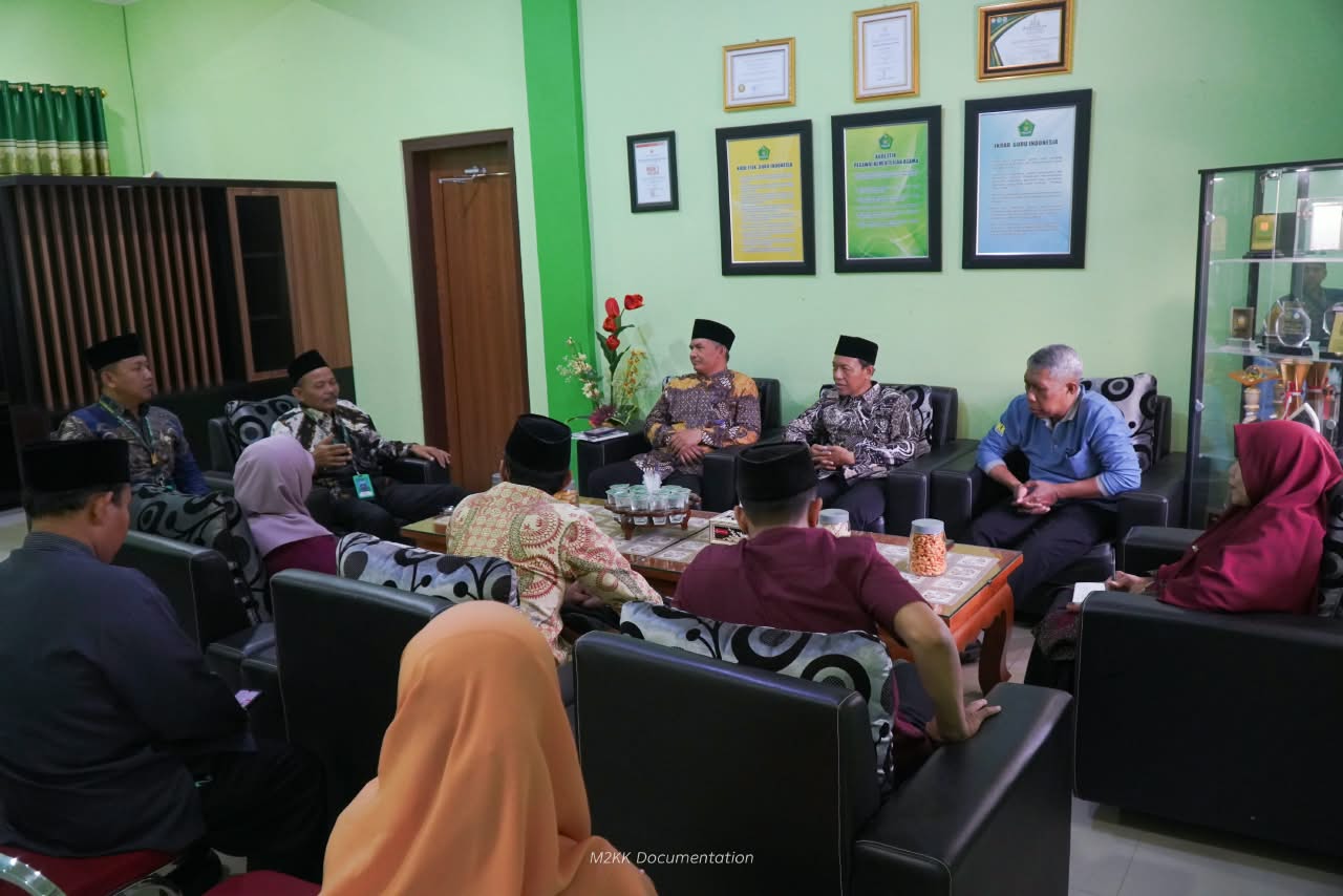 PERKUAT FUNGSI MASJID AT-TAQWA, MAN 2 KOTA KEDIRI DORONG MASJID SEBAGAI PUSAT IBADAH DAN PEMBINAAN KEAGAMAAN