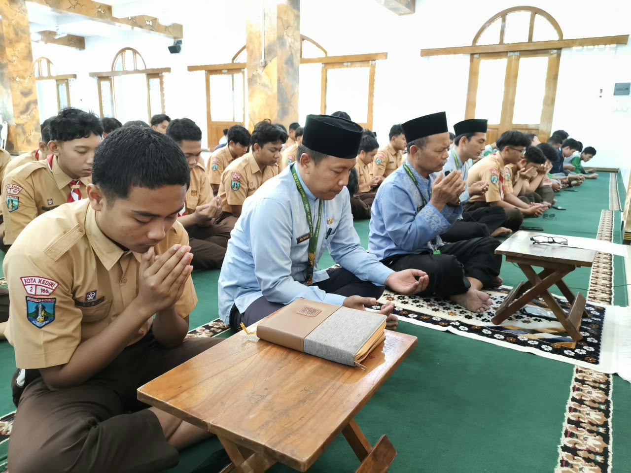 IKHTIAR DAN DOA BERJALAN BERIRINGAN, MAN 2 KOTA KEDIRI GELAR ISTIGHOTSAH UNTUK KESUKSESAN TKA KELAS XII
