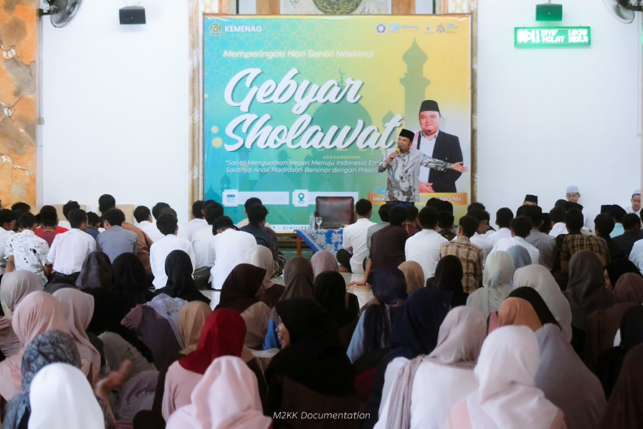 GEMA SELAWAT GUGAH SEMANGAT SANTRI, MAN 2 KOTA KEDIRI TANAMKAN CINTA RASUL DAN CINTA ILMU