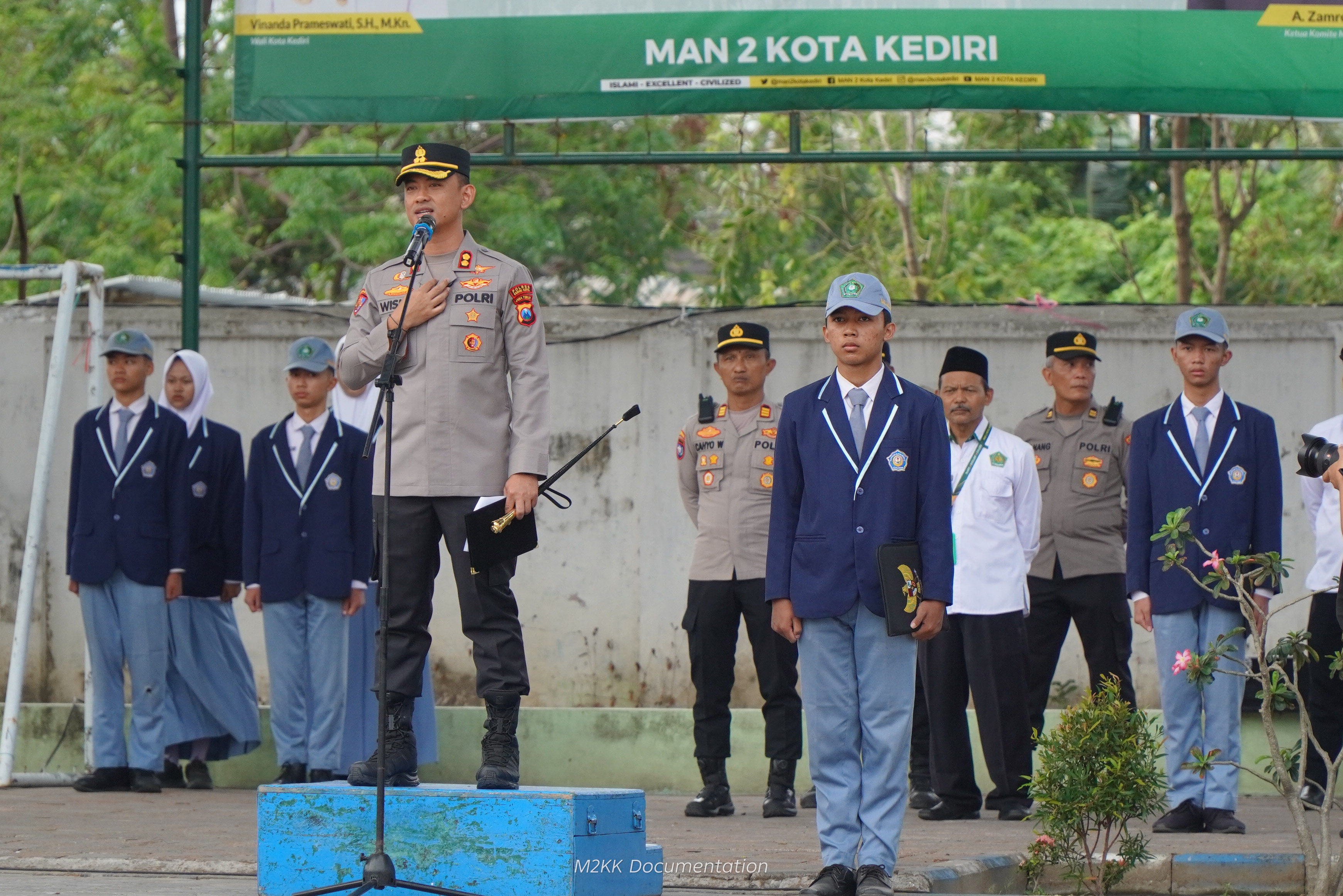 UPACARA BERSAMA KAPOLRES KEDIRI KOTA, MURID MAN 2 KOTA KEDIRI DIAJAK BIJAK BERMEDIA SOSIAL DAN JAUHI NARKOBA