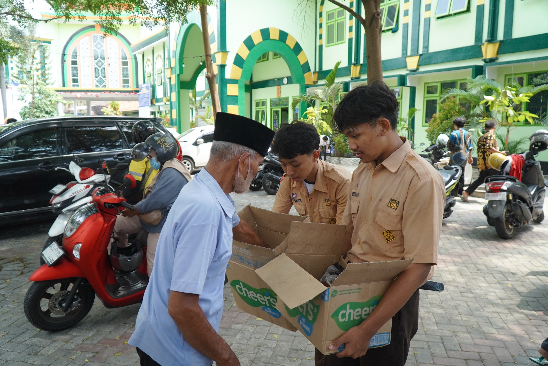 JELANG TKA, MURID KELAS XII MAN 2 KOTA KEDIRI BAGIKAN JUMAT BERKAH DAN MOHON DOA RESTU MASYARAKAT SEKITAR