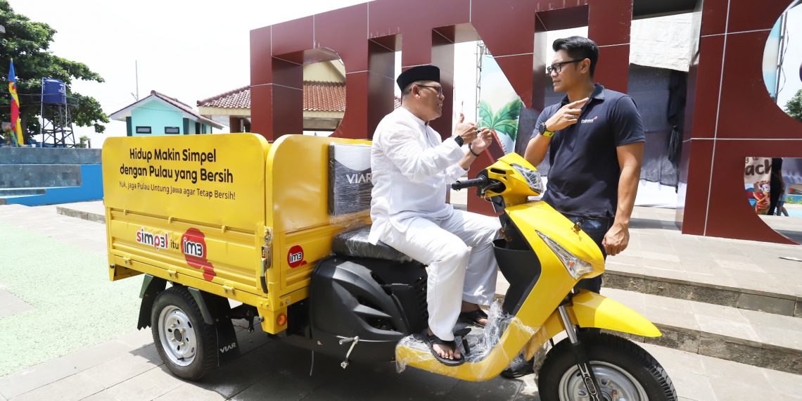 IOH Berikan Gerobak Sampah di HUT Pulau Untung Jawa