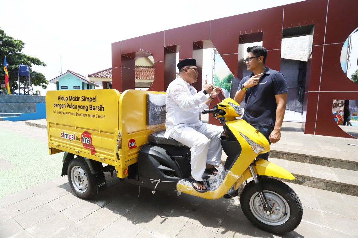 IOH Berikan Gerobak Sampah di HUT Pulau Untung Jawa