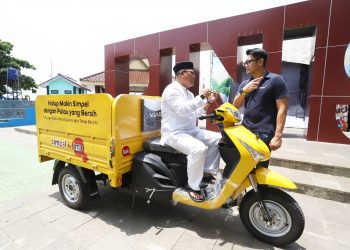 IOH Berikan Gerobak Sampah di HUT Pulau Untung Jawa