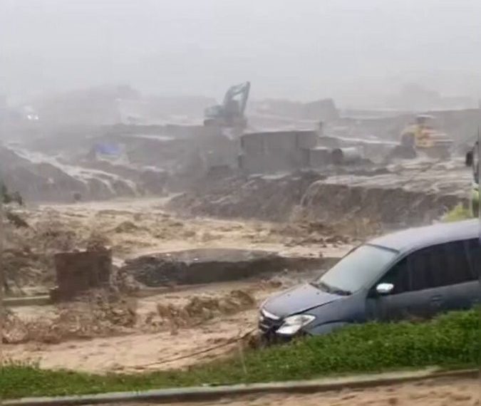 Akses Jalan Rumah Prabowo Bojong Koneng Terendam Banjir