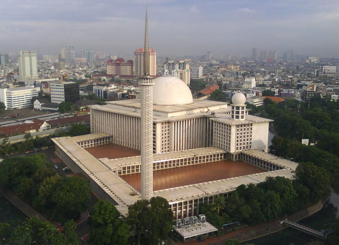 Ikon Keislaman Nusantara: Lima Masjid Terbesar di Indonesia