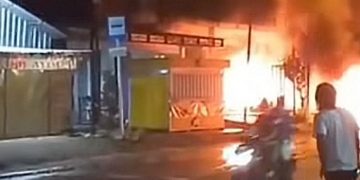 Aksi Bangunkan Sahur Berubah Mencekam, Rumah Terduga Pelaku Pembacokan Dibakar Warga