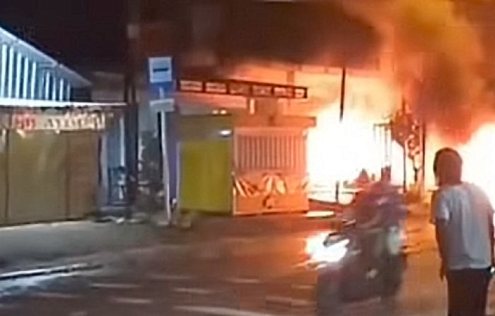 Aksi Bangunkan Sahur Berubah Mencekam, Rumah Terduga Pelaku Pembacokan Dibakar Warga