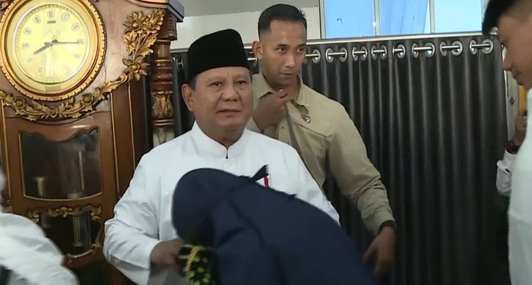 Prabowo Rayakan Idul Fitri Bersama Warga Aceh, Bagikan Bantuan di Masjid