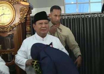 Prabowo Rayakan Idul Fitri Bersama Warga Aceh, Bagikan Bantuan di Masjid