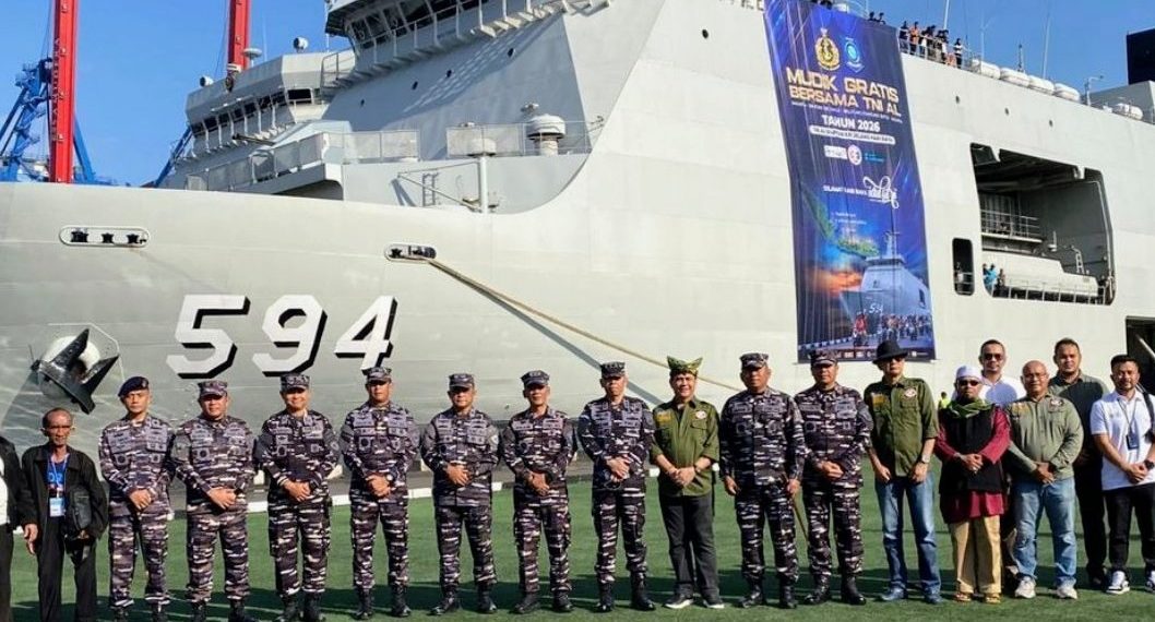 Ribuan Pemudik Diberangkatkan TNI AL ke Bangka Belitung Menggunakan Kapal Perang