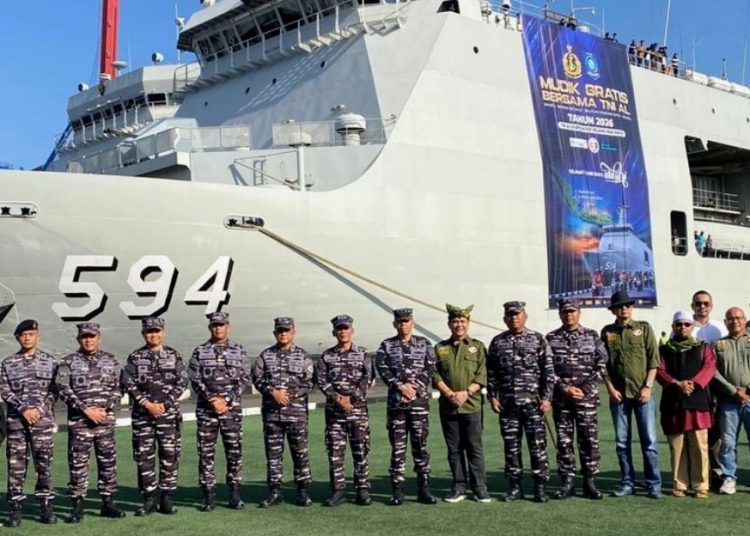 Ribuan Pemudik Diberangkatkan TNI AL ke Bangka Belitung Menggunakan Kapal Perang
