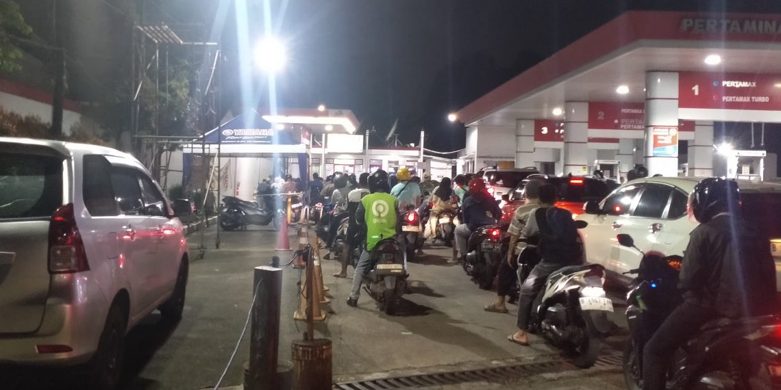Antrean Mengular di SPBU Jakarta Dipicu Isu BBM Naik