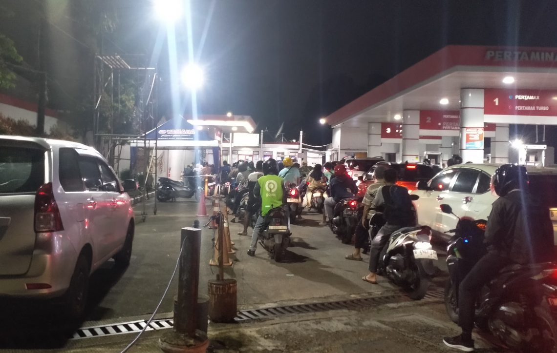 Antrean Mengular di SPBU Jakarta Dipicu Isu BBM Naik