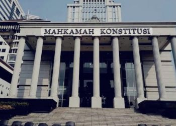 MK Tolak Gugatan Larangan Merokok Saat Berkendara