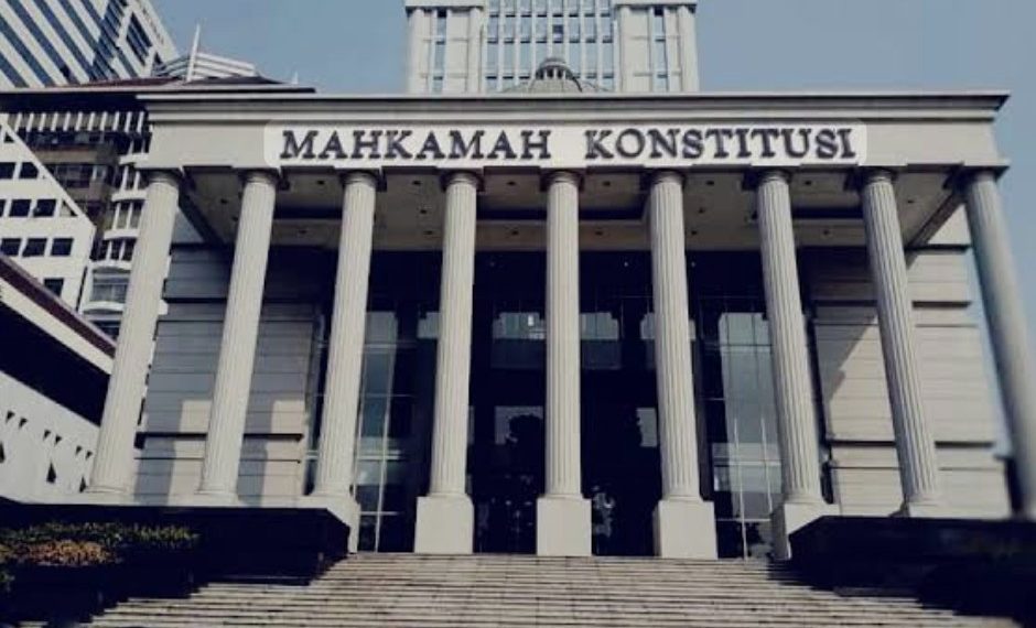 MK Tolak Gugatan Larangan Merokok Saat Berkendara