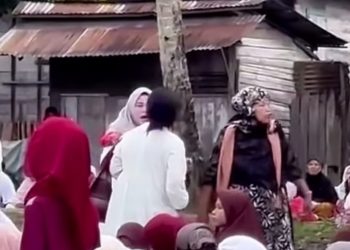 Ibu-Ibu Adu Jotos di Tengah Khotbah Idulfitri, Jamaah Bingung Mau Fokus Khatib atau Drama