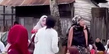 Ibu-Ibu Adu Jotos di Tengah Khotbah Idulfitri, Jamaah Bingung Mau Fokus Khatib atau Drama