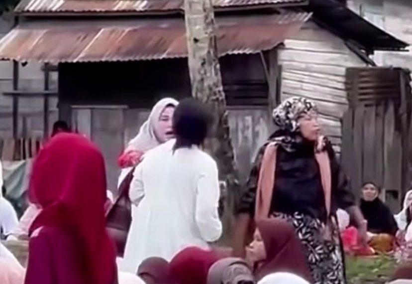 Ibu-Ibu Adu Jotos di Tengah Khotbah Idulfitri, Jamaah Bingung Mau Fokus Khatib atau Drama