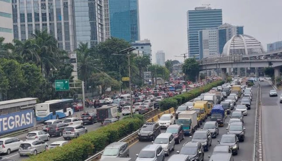 Hari Pertama Kerja, Lalu Lintas Jakarta Langsung Padat Merayap