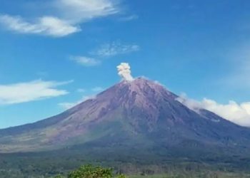 Gunung Semeru Kembali Erupsi, Awan Panas Guguran Mengarah ke Besuk Kobokan