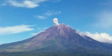 Gunung Semeru Kembali Erupsi, Awan Panas Guguran Mengarah ke Besuk Kobokan