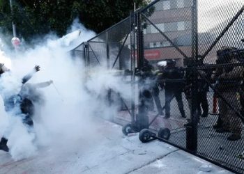 Demo Anti Trump di LA Kian Memanas, Polisi Bubarkan Massa dengan Gas Air Mata