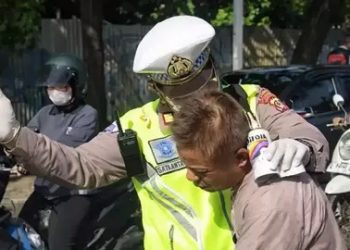 Suami Menangis Histeris Saksikan Istri Tewas Ditabrak Iring-iringan Truk TNI di Kalideres