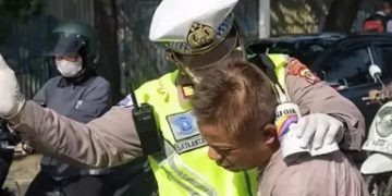 Suami Menangis Histeris Saksikan Istri Tewas Ditabrak Iring-iringan Truk TNI di Kalideres