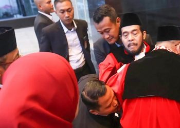Usai Prosesi Purnabakti, Anwar Usman Tiba-tiba Jatuh Pingsan